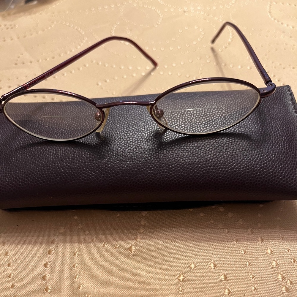Stylish Oval Glasses with Case